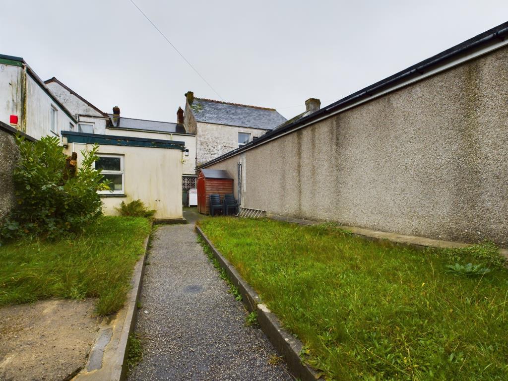Lot: 43 - MIXED USE PROPERTY PLUS OUTBUILDING WITH PLANNING APPROVAL - Rear garden with footpath